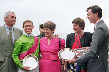 Hoppegarten  Deutschland  Jockey John Reid mit Rita Suessmuth (Mitte) und Angela Merkel bei der Siegerehrung nach dem Mercedes Benz-Preis