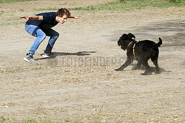 Graditz  Deutschland  Teenager spielt mit seinem Hund