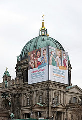 Berlin  Deutschland  Werbung fuer die Corona-Schutzimpfung an der Kuppel des Berliner Doms