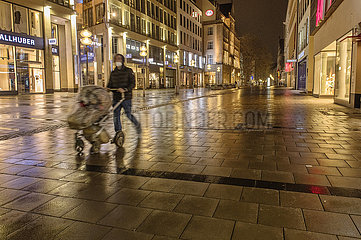 Muenchen  Kaufingerstrasse  nachts  naechtliche Ausgangssperre  Mann mit Kinderwagen  30. April 2021