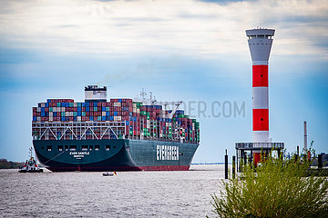 Containerschiff Ever Gentle auf der Elbe