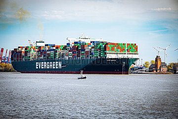 Containerschiff Ever Gentle auf der Elbe