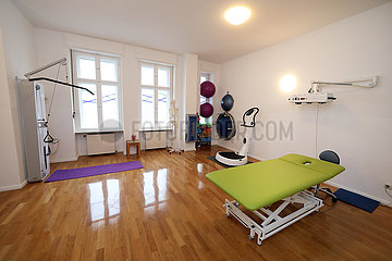 Berlin  Deutschland  Trainingsraum in einer Physiotherapiepraxis