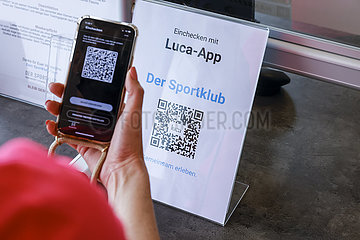 Luca-App  Fitnesstraining in Zeiten der Corona Pandemie  Lockerungen in Coesfeld  Nordrhein-Westfalen  Deutschland
