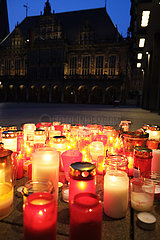 Deutschland  Bremen - Bundesweites Gedenken an die Corona-Toten  Kerzen vor der Bremer Buergerschaft  im Hintergrund Markplatz und Rathaus