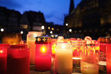 Deutschland  Bremen - Bundesweites Gedenken an die Corona-Toten  Kerzen vor der Bremer Buergerschaft  im Hintergrund Markplatz und Rathaus