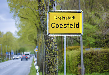 Ortsschild in Zeiten der Corona Pandemie  Lockerungen in Coesfeld  Nordrhein-Westfalen  Deutschland