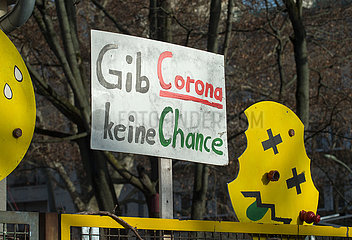 Berlin  Deutschland - Transparent fuer den Kampf gegen Corona