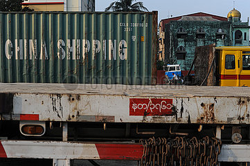 Yangon  Myanmar  China Shipping Seefracht-Container auf einem geparkten LKW am Hafen