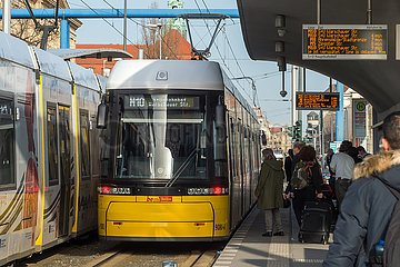Berlin  Deutschland - Tram der Linie M10 an der Haltestelle Hauptbahnhof