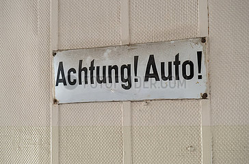 Berlin  Deutschland - Hinweisschild Autoverkehr in einem Hausdurchgang