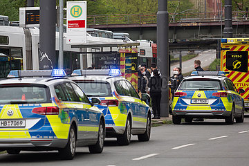 Deutschland  Bremen - Polizeieinsatz wegen eines Randallierers im Oeffentlichen Nahverkehr