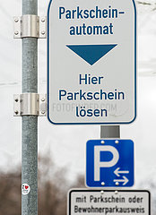 Berlin  Deutschland - Parkzone mit Parkscheinautomat in Berlin-Mitte