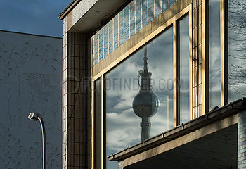 Berlin  Deutschland - Spiegelung des Fernsehturms in der Aussenscheibe