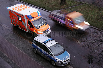 Berlin  Deutschland  Rettungswagen der Berliner Feuerwehr und Polizeiwagen im Einsatz