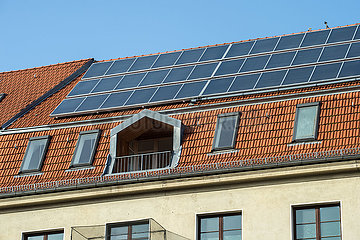 Berlin  Deutschland - Solaranlage auf dem Dach eines Wohnhauses