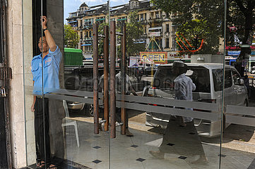 Yangon  Myanmar  Wachmann steht im Eingang eines Gebaeudes im Zentrum der ehemaligen Hauptstadt
