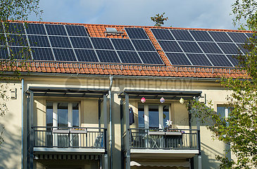 Dresden  Deutschland - Solaranlage auf dem Dach eines Wohnhauses