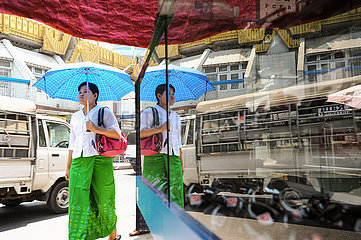 Yangon  Myanmar  Strassenszene zeigt eine Frau mit Schirm im Zentrum der ehemaligen Hauptstadt