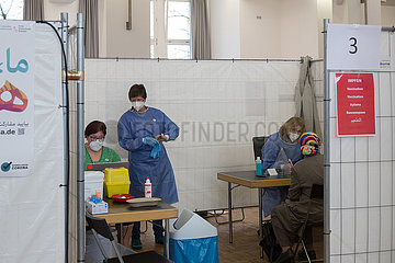 Deutschland  Bremen - Vom DRK betriebenes  temporaeres Impfzentrum unter Aussetzung der Impfpriorisierung in Stadtteil mit hohem Immigrantenanteil