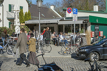 Trubel vor Kiosk Café Naehe Englischer Garten  direkt vor Corona  Muenchen  15. Maerz 2020