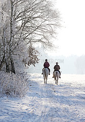 Altlandsberg  junges Paar bei einem Ausritt in der winterlichen Landschaft