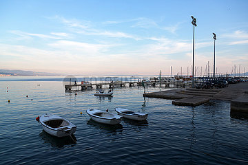 Kroatien  Volosko - Abenddaemmerung im Hafen des Fischerdorfs Volosko an der Adria (Kvarner Bucht)