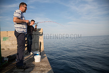 Kroatien  Lovran - Angler in Lovran an der Adria (Kvarner Bucht)