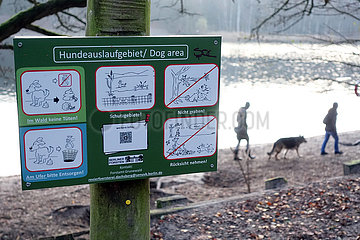 Berlin  Deutschland  Hinweisschild am Hundeauslaufgebiet im Grunewald