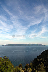 Kroatien  Brsec - Blick auf die Insel Cres in der Kvarner Bucht