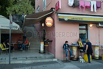 Kroatien  Volosko - Cafe am Hafen des Fischerdorfs Volosko an der Adria (Kvarner Bucht)
