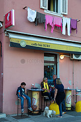 Kroatien  Volosko - Cafe am Hafen des Fischerdorfs Volosko an der Adria (Kvarner Bucht)