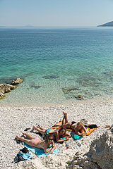 Kroatien  Rabac - Junge Frauen am Strand in Rabac an der Adria