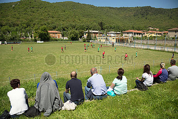Kroatien  Rasa - Zuschauer bei einem Fussballspiel zweier Jugendmannschaften