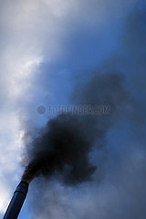 Dranse  Deutschland  schwarzer Rauch entweicht aus einem Schlot einer Industrieanlage