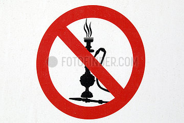 Dubai  Vereinigte Arabische Emirate  Hinweisschild: Shisha rauchen verboten