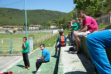 Kroatien  Rasa - Jungen schauen anderen Jungen beim Fussballspiel zu