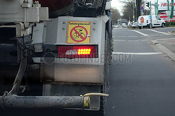 Berlin  Deutschland  Sticker Gefahrenbereich an einem LKW