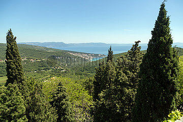 Kroatien  Labin - Blick vom altertuemlichen Bergstaedtchen Labin Richtung Kvarner Bucht