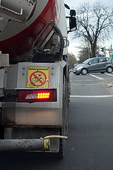 Berlin  Deutschland  Sticker Gefahrenbereich an einem LKW