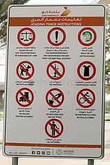 Dubai  Vereinigte Arabische Emirate  Hinweisschild mit diversen Verboten in einem Park