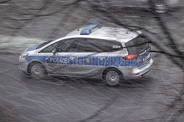 Berlin  Deutschland  Polizeiauto bei Schneefall