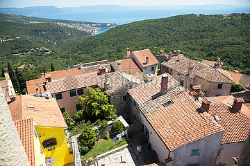 Kroatien  Labin - das malerische  altertuemliche Bergstaedtchen Labin  Blick Richtung Kvarner Bucht