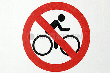 Dubai  Vereinigte Arabische Emirate  Hinweisschild: Radfahren verboten