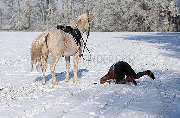 Altlandsberg  Reiter ist bei einem Ausritt auf schneebedecktem Boden von seinem Pferd gestuerzt