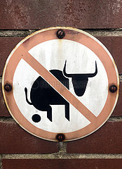 Berlin  Deutschland  lustiges Schild: Koten von Rindern verboten