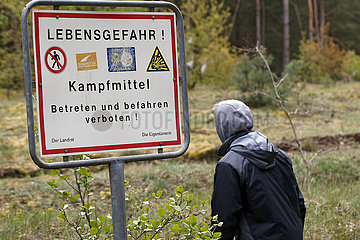 Dranse  Deutschland  Teenager steht vor einem Hinweisschild: Lebensgefahr Kampfmittel  betreten und befahren verboten