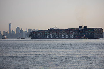 US-NEW YORK-HARBOR-MEGA CONTAINER SHIP-Ankunft