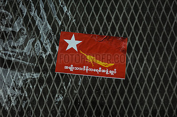 Yangon  Myanmar  Aufkleber mit Logo und Schriftzug der Partei NLD klebt an einem Zaun