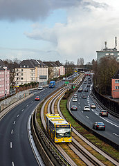 Stadtverkehr auf der Autobahn A40  Essen  Nordrhein-Westfalen  Deutschland